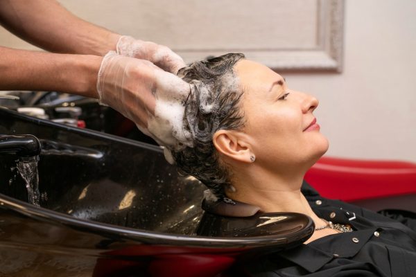 peluquero-lavando-cabello-mujer